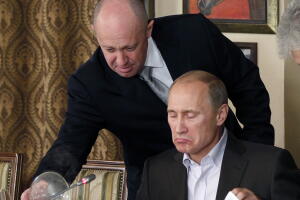 Una imagen del 11 de noviembre de 2011 en la que Yevgeny Prigozhin, a la izquierda, le sirve la comida a Vladimir Putin, durante una cena en el restaurante de Prigozhin en las afueras de Moscú, Rusia. 