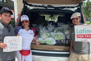 Voluntarios en un evento de recolección de alimentos enlatados y registro de votantes en el suroeste de Florida.