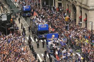 New York Knicks celebran su campeonato con histórico desfile de campeones en Manhattan.