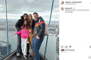 Santino con su papá, Patricio Borghetti, y su familia en Nueva York.
