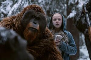 Maurice convence a César de llevar a la niña durante su travesía en 'El planeta de los simios: la guerra'