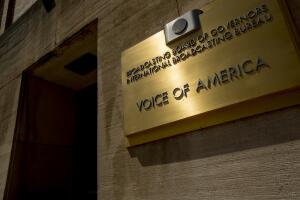 La Voz de América fue establecida en 1942 para ayudar a la difusión de información balanceada en ambientes de propaganda.