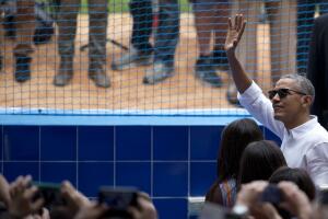 Obama disfruta del juego de béisbol en La Habana
