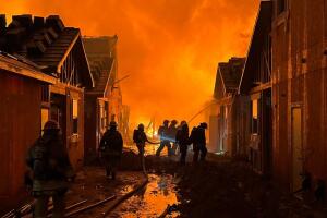 Buscan sospechoso de causar masivo incendio en complejo de viviendas en Phoenix