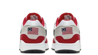 Perenne papelería Chirrido Nike retira del mercado zapatos con la bandera 'Betsy Ross' tras críticas  por su connotación esclavista | Noticias Univision Estados Unidos |  Univision