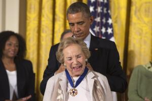 ARCHIVO - El presidente Barack Obama le otorga a Ethel Kennedy la Medalla Presidencial de la Libertad, el lunes 24 de noviembre de 2014, durante una ceremonia en la Sala Este de la Casa Blanca en Washington. (Foto AP/Jacquelyn Martin, Archivo)