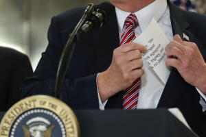 Trump saca sus notas durante la rueda de prensa de este martes