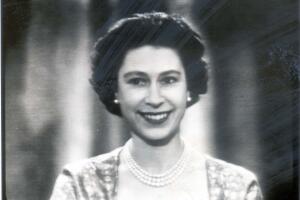 La reina Isabel y su primer mensaje de Navidad televisado, 1957 (1).jpg