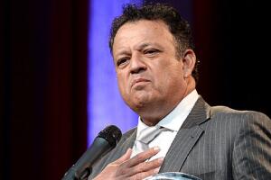 Comediante Paul Rodríguez denuncia violación de derechos durante su arresto por drogas en Burbank