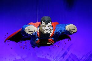 "The Art Of The Brick: DC Super Heroes": escultura de LEGO de Superman