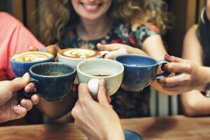 grupo-de-amigas-bebiendo-cafe.jpg