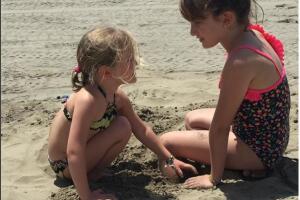 Hijas de Gabriel Soto y Geraldine Bazán en la playa