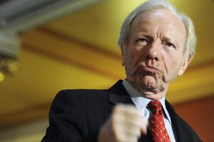 El entonces senador Joseph Lieberman, independiente por Connecticut, durante una conferencia de prensa en el Capitolio del estado, el 10 de diciembre de 2012, en Hartford, Connecticut. 