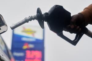 Aumentan los precios de gasolina en Nueva York tras conflicto en Medio Oriente.
