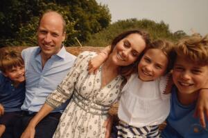 Kate Middleton envió su mensaje en un video donde aparece junto al príncipe William y sus tres hijos.