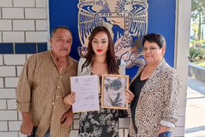 Joven dedica título universitario a sus padres 