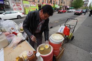 Vendedores ambulantes esperan que la Ciudad les otorgue licencias. 