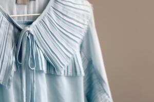 blusa-azul-con-cuello-bobo.jpg