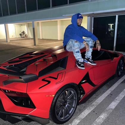 <b>Lamborghini Aventador SVJ</b>
<br>
<br>Otra de las joyas italianas en el garaje de Anuel AA es un espectacular Lamborghini Aventador SVJ de color rojo con detalles en negro. Este superdeportivo es uno de los más especiales del mundo pues incorpora elementos que elevan sus prestaciones a niveles casi de competición.