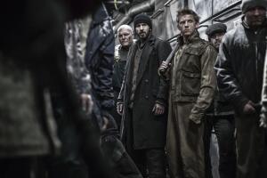 Chris Evans y demás elenco en 'El expreso del miedo'