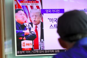 Un hombre ve un programa de noticias en la estación de trenes de Seúl, la capital de Corea del Sur.