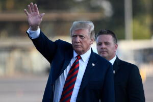 El presidente de EE. UU., Donald Trump, saluda al llegar al aeropuerto de Helsinki-Vantaa.