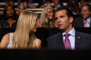 Ivanka Trump habla con su hermano Donald Jr. durante la Convención Republicana en julio de 2016 en la que su padre sería nominado candidato presidencial.