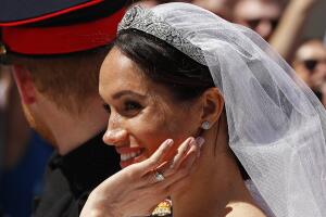 Meghan Markle lució en su boda una tiara de diamantes que le prestó la reina Isabel II.