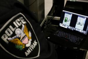 Al recibir la señal en monitores, los agentes visualizan una imagen conocida como 'fantasma verde' junto a la imagen real del individuo.