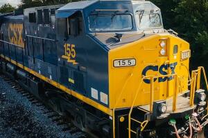 Un vehículo intentó ganar el paso del tren, pero fue golpeado con fuerza