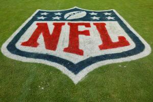 Logo de la NFL en el campo de Chicago Bears
