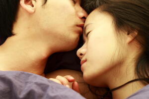 casal-sono-cama-beijo.jpg