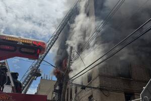 Recuperan tercer cuerpo en edificio devastado por un incendio en el Bronx.