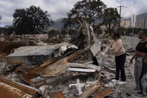 Descubren cuerpo en Altadena y sube a 30 la cifra de muertos por los incendios en Los Ángeles