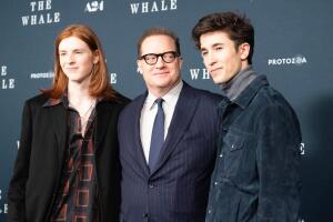 Brendan Fraser y sus hijos Leland y Holden Fraser GG (1).jpg