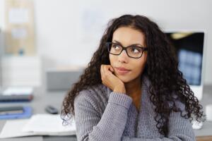 Mujer pensando en el trabajo