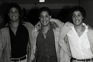 trillizos-separados-nacer-three-identical-strangers (2).png