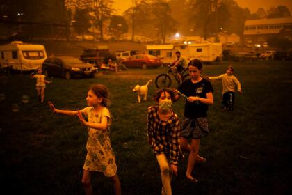 <b>Un juego durante el incendio.</b> En esta fotografía, nominada en la categoría ‘temas contemporáneos’, un grupo de niños pasa el tiempo en un centro de evacuación temporal en Bega, Nueva Gales del Sur, Australia, a finales de diciembre de 2019. La sequía, el calor y los fuertes vientos 
<a href="https://www.univision.com/noticias/mundo/animales-muertos-y-paisajes-arrasados-australia-sumida-en-un-infierno-por-los-incendios-fotos-fotos">provocaron incendios forestales devastadores en varias regiones de ese país</a> y a fines de enero de 2020 más de 30 personas habían muerto y 3,000 hogares habían sido devastados. El premio World Press Photo 2020 hizo 44 nominaciones a fotoperiodistas de 24 naciones diferentes.