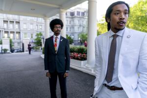 Tras la expulsión, Justin Pearson (izq) y Justin Jones, se reunieron en la Casa Blanca con el presidente Joe Biden.