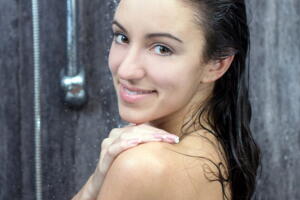 banho-chuveiro-mulher-sorri_7.jpg