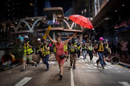 <b>Hong Kong en las calles.</b> Las protestas comenzaron a celebrarse en esta región administrativa especial a fines de marzo, en respuesta a las propuestas del gobierno para cambiar una legislación que permitiría la extradición de sus habitantes a China continental. 
<a href="https://www.univision.com/noticias/mundo/fotos-recrudecen-las-protestas-en-hong-kong-mientras-la-policia-amenaza-con-usar-fuerza-letal-contra-los-manifestantes-fotos">Las manifestaciones cobraron impulso durante las siguientes semanas</a>, hasta que después de proponer inicialmente aplazamientos y enmiendas a la propuesta, el gobierno finalmente anunció que retiraría el proyecto de ley. La foto fue nominada en la categoría ‘noticias’.