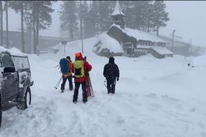 Buscan a nueve esquiadores desaparecidos tras avalancha en el norte de California.