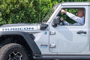 Biden maneja un Jeep Rubicón eléctrico tras firmar una orden para aumentar la producción de autos de 'cero emisión'.
