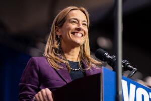 Mikie Sherrill gana la gobernación de Nueva Jersey y promete vivienda asequible.