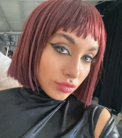 María Becerra <br> <br>Con una peluca roja, María Becerra conquistó a sus seguidores en las redes sociales. La reggaetonera también se sumó al grupo de artistas que innovan en la bachata, pues para el videoclip de su canción ‘Te Espero’, brilló con este color, además probó sus habilidades actorales.