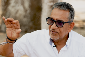 Luis García Villagrán en un parque de su barrio en Tapachula, México.