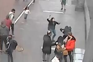Hombre ataca a niño de 4 años en Times Square. Su madre lo defiende
