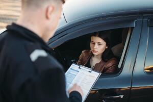 Policía de Mesa reemplaza multas de tránsito por vales de descuento. ¿De qué trata?