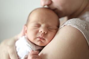 Analizan otorgar un bono por nacimiento de $5,000 para aumentar la natalidad en Estados Unidos