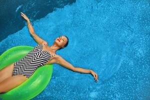 mujer_en_la_piscina.jpg